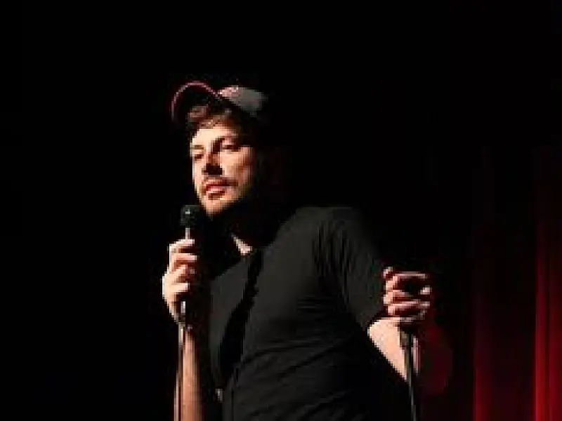 Danilo Gentili se apresenta na Capital no dia 3