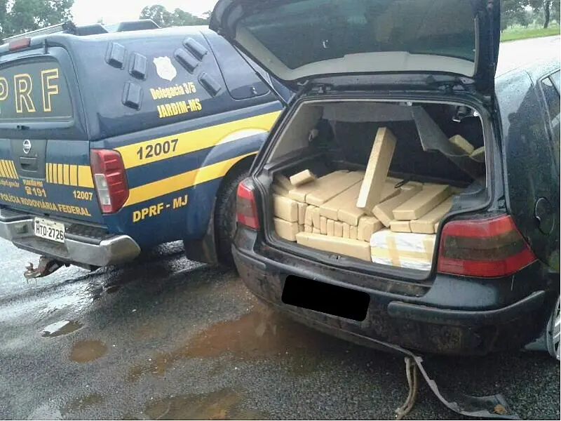 Condutor abandona veículo com maconha na BR 060