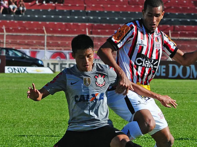 Zizão se destaca, mas Corinthians fica no empate