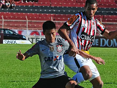 Zizão se destaca, mas Corinthians fica no empate