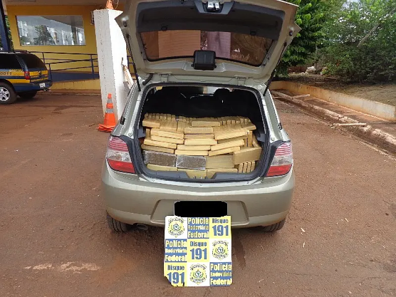 PRF apreende 300 quilos de maconha em veículo; condutor fugiu