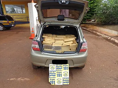 PRF apreende 300 quilos de maconha em veículo; condutor fugiu