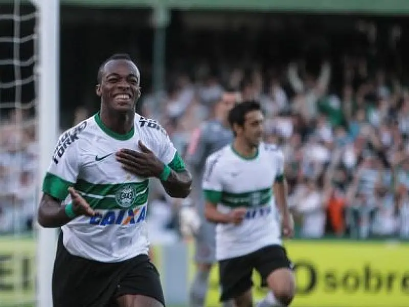 Coritiba vence clássico contra Atlético-PR e assume liderança