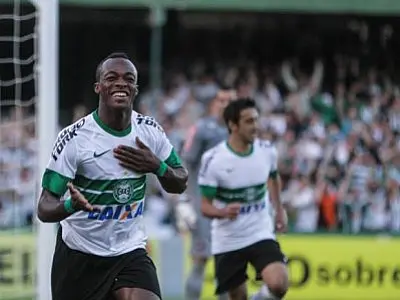 Coritiba vence clássico contra Atlético-PR e assume liderança