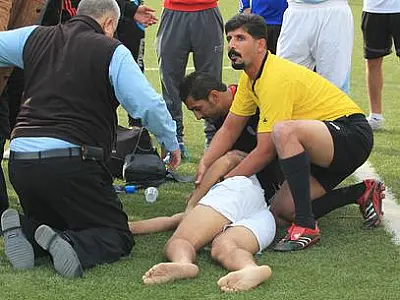 Jogador se engasga com língua, desmaia e morre durante partida