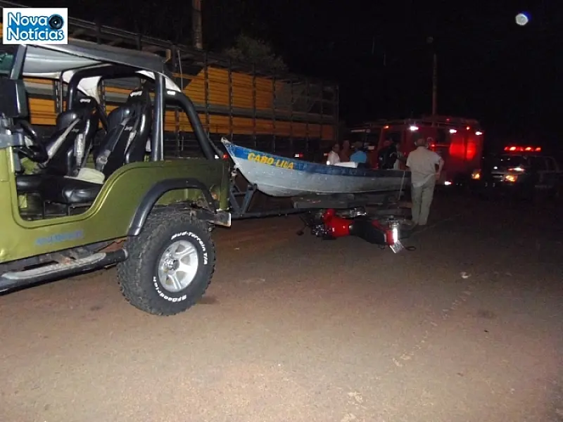Acidente deixa moto debaixo de barco após colisão em Nova Andradina