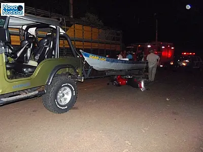 Acidente deixa moto debaixo de barco após colisão em Nova Andradina