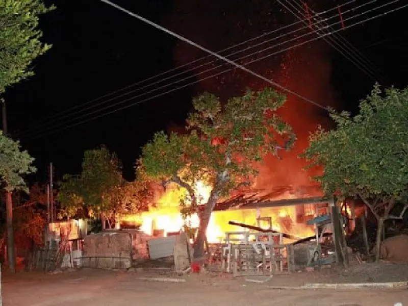 Incêndio consome casa usada como depósito de lixo em Coxim
