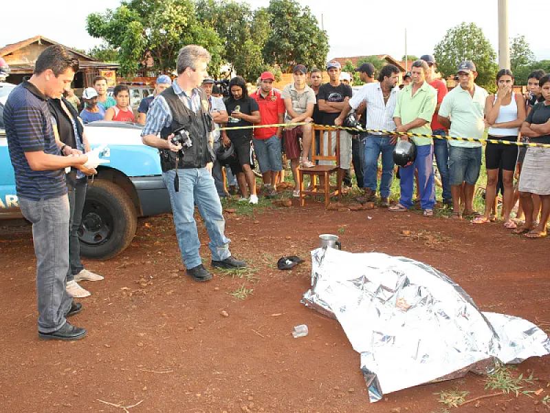 Rapaz é morto com 7 tiros em campo de futebol de Dourados
