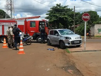 Carro invade preferencial e provoca acidente