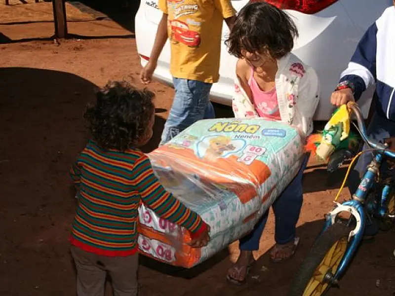 OAB/MS entrega fraldas a crianças da Cidade de Deus