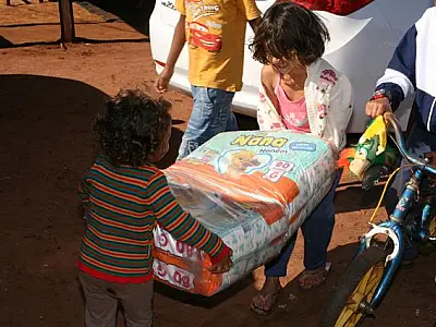 OAB/MS entrega fraldas a crianças da Cidade de Deus