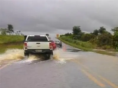 Chuvas fazem rio transbordar e CCR interdita parte da pista da BR-163