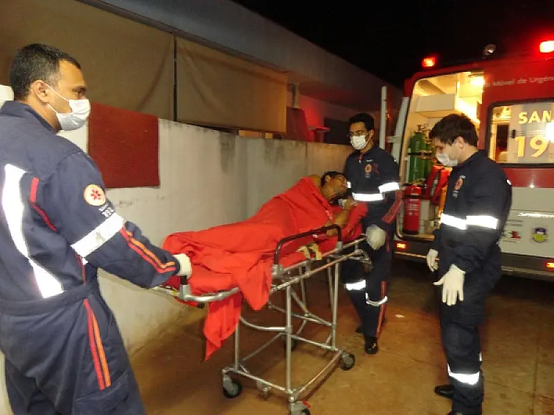 Cigarro em colchão provoca incêndio e deixa homem ferido