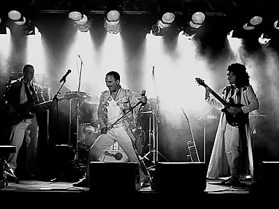 Verdadeira banda cover de Queen do Brasil toca no Lendas
