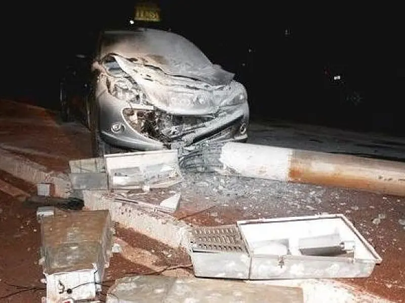 Motorista perde o controle de carro em Itaporã e colide em poste