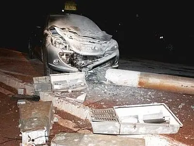 Motorista perde o controle de carro em Itaporã e colide em poste