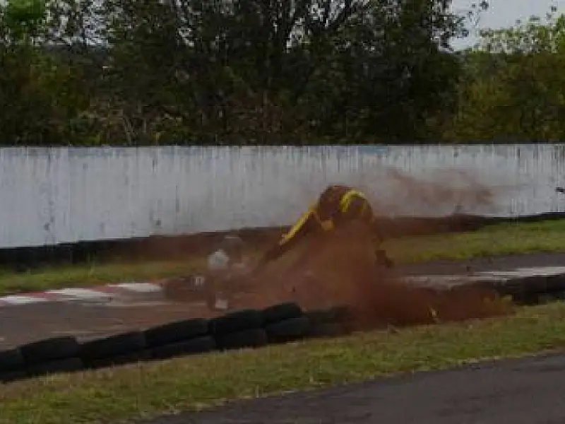 Dois pilotos sofrem acidente na Copa de Kart 2011 em Campo Grande