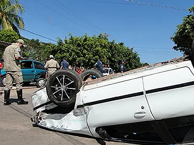 Motorista fica ferido após capotar carro em Corumbá