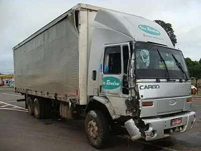 Caminhoneiro passa mal e colide em outros caminhões