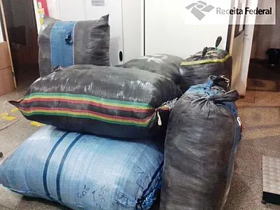 Receita Federal apreende carregamento de roupas em Corumbá