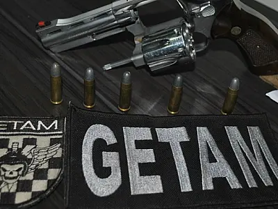 Homem é preso com arma e alega ser para defesa