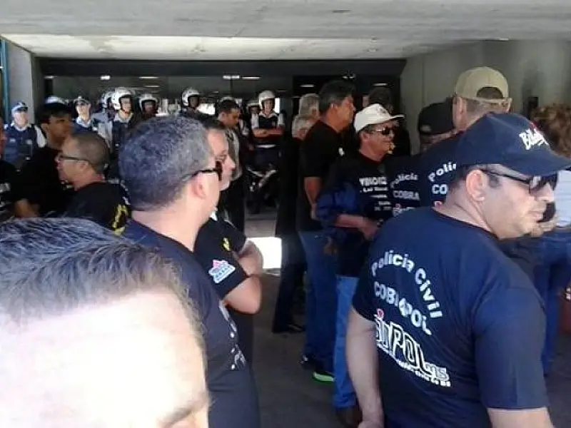 PEC 300: Manifestantes aguardam reunião com presidente da Câmara
