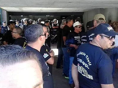 PEC 300: Manifestantes aguardam reunião com presidente da Câmara