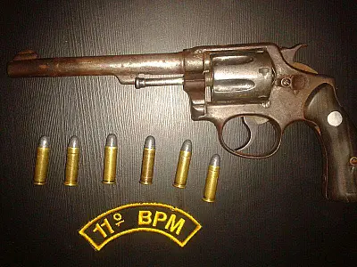 PM prende homem portando arma de fogo e pilotando alcoolizado