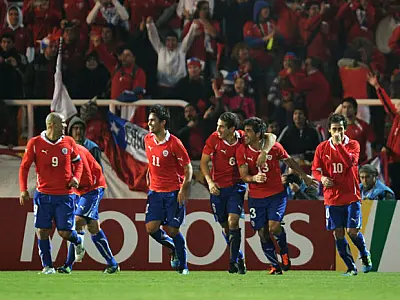 Com gol contra, Chile vence Peru e fica em primeiro