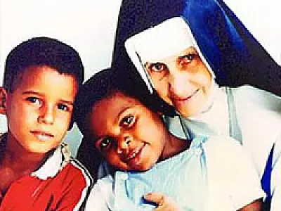 Beatificação de irmã Dulce é acompanhada por milhares de brasileiros