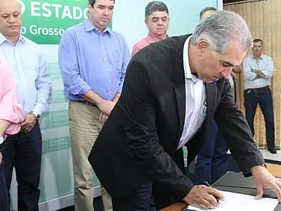 Leis que corrigem distorções salariais beneficiam mais de 26 mil servidores de 31 categorias