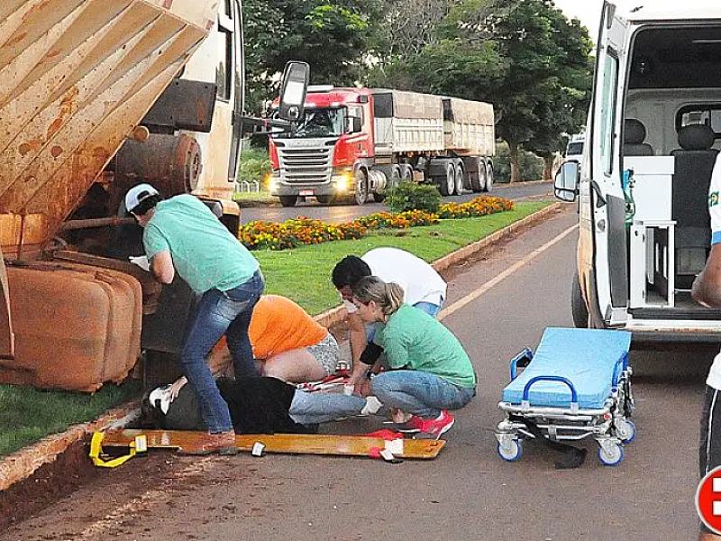 Caminhão bate em ciclista e quase passa por cima da vítima em Sidrolândia