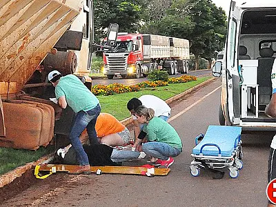 Caminhão bate em ciclista e quase passa por cima da vítima em Sidrolândia