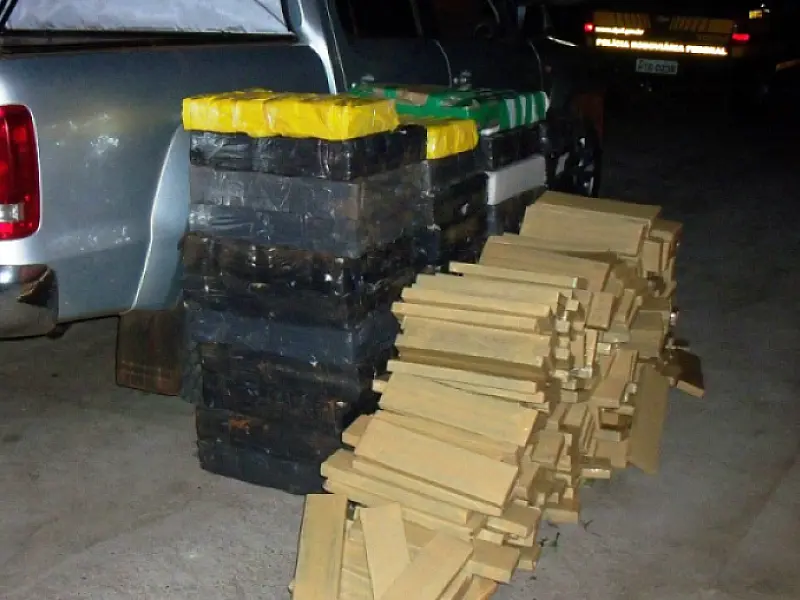 PRF apreende veículo com 1.663 kg de maconha e haxixe em Água Clara