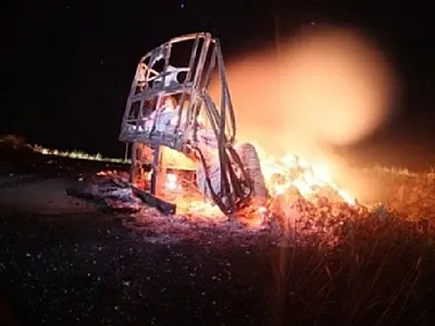 Duas carretas pegam fogo após de chocarem na BR 364 e casal morre