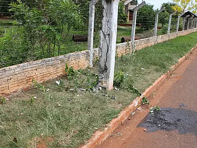 Jovem morre ao perder o controle e bater moto em poste