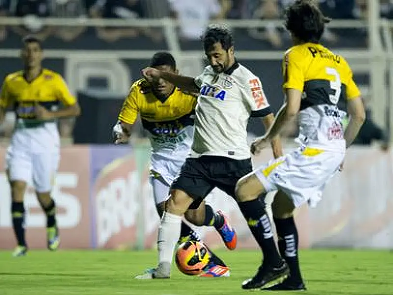 Corinthians pode liberar Douglas de graça para o Grêmio