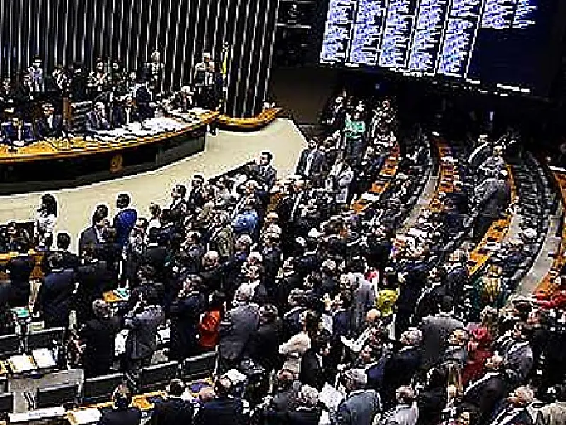 Câmara aprova fim da reeleição para presidente, governador e prefeito