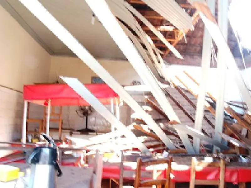 Telhado de prédio abandonado desaba e destrói teto de restaurante no centro da Capital