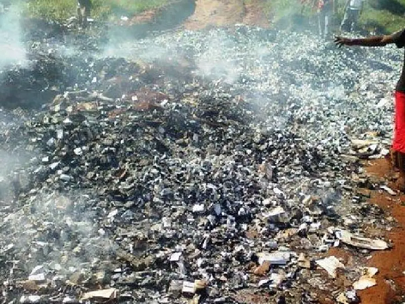 Traficantes queimam carga de cigarro contrabandeado