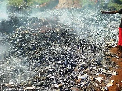 Traficantes queimam carga de cigarro contrabandeado