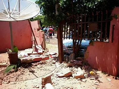 Carro atropela ciclista e invade residência