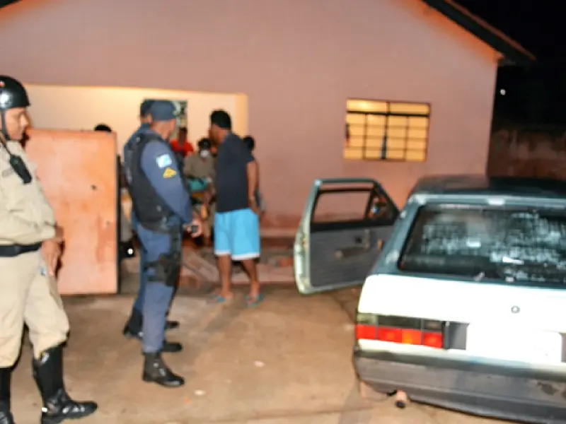 Carro invade muro de residência e deixa uma jovem ferida