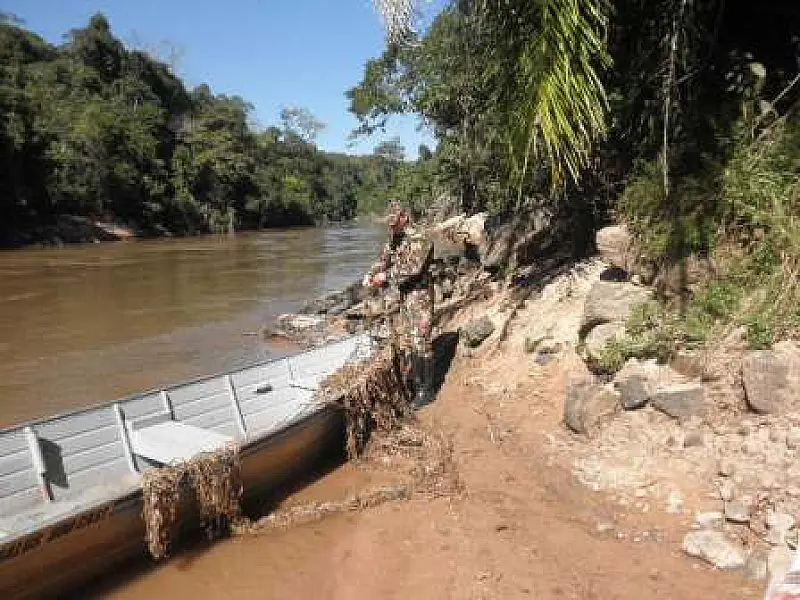 No rio coxim PMA retira 400 metros de redes e 157 anzóis de galho