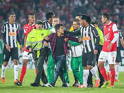 Torcedor invade campo para abraçar o camisa 10 do Galo