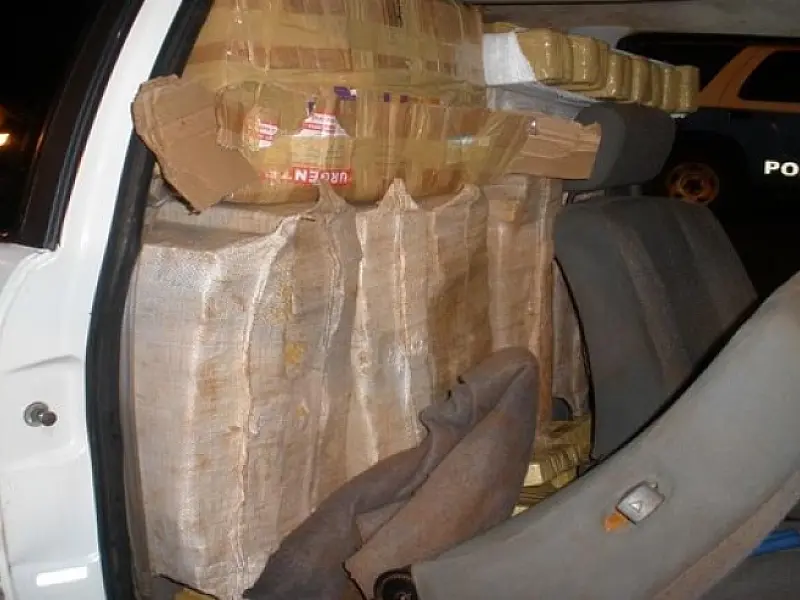 Traficante abandona carro com 715 kg de maconha em estrada vicinal