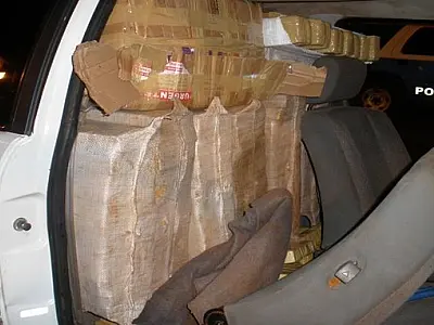 Traficante abandona carro com 715 kg de maconha em estrada vicinal