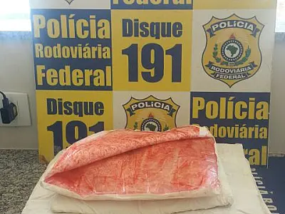 Jovens são flagradas com droga envolvida na cintura