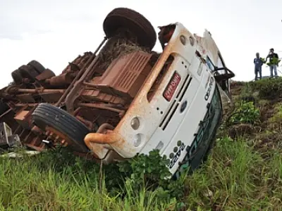 Pista molhada provoca capotamento na MS-060